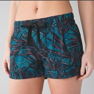 Lululemon Spring Break Away Short II Palm Lace Tofino Teal Multi W7FFPS Size 4